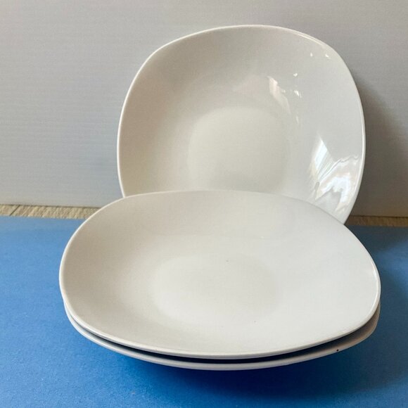 3 dining or serving plates - Picture 3 of 6